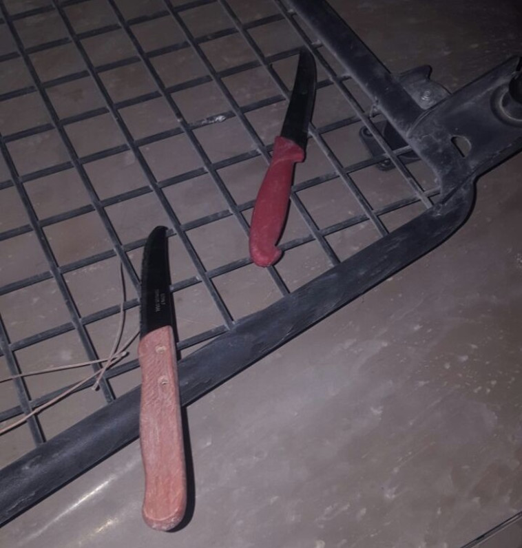 הסכינים שנתפסו על הקטינים ליד מגדל עוז. צילום: דובר צה&quot;ל