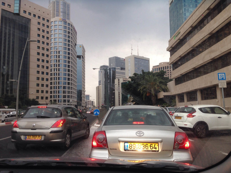 תל אביב אפורה וגשומה. צילום: אבשלום ששוני