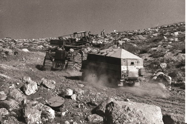 שיירה בדרך לירושלים. צילום: הנס פין, לע"מ שיירה בדרך לירושלים. צילום: הנס פין, לע"מ