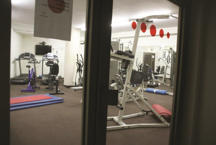 חדר הכושר בו אירע האונס, לטענת האם. צילום: שרון א