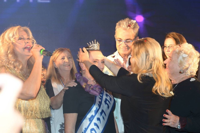 רעיית ראש הממשלה שרה נתניהו מעניקה למלכה את הכתר. צילום: יונתן הללי