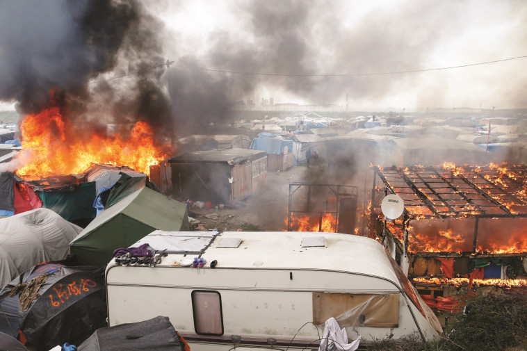 החריבו מבני ציבור במחאה על הסחבת. צילום: רויטרס