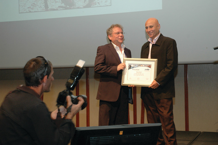 ניסים ציוני מקבל תעודת הוקרה ממנכ&quot;ל רשת אורט. צילום: עמותת פתחון לב