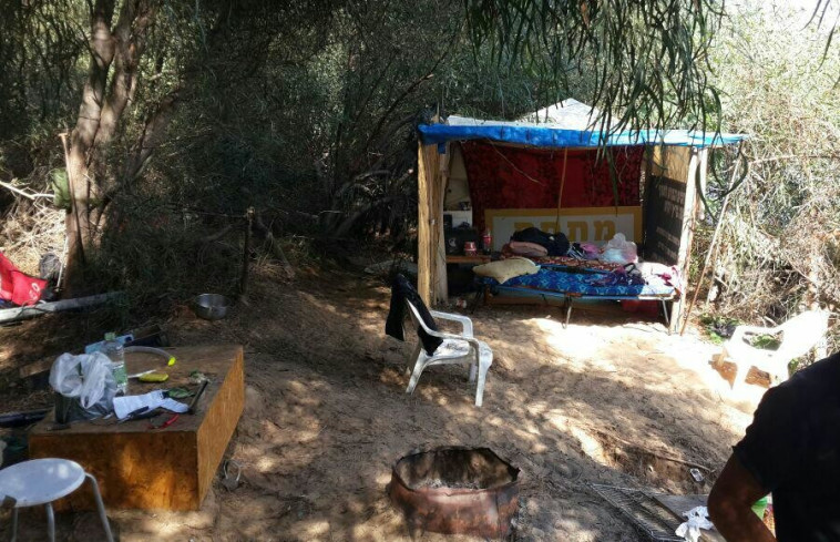 כשהבין שנחשף, קפץ לחסקה. מקום המסתור של החשוד. צילום: דוברות המשטרה