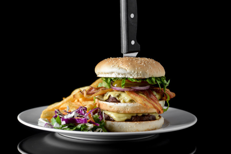 לא תמצאו כזה במסעדות מזון מהיר. המבורגר קומתי של מייק'ס פלייס. צילום: יח&quot;צ