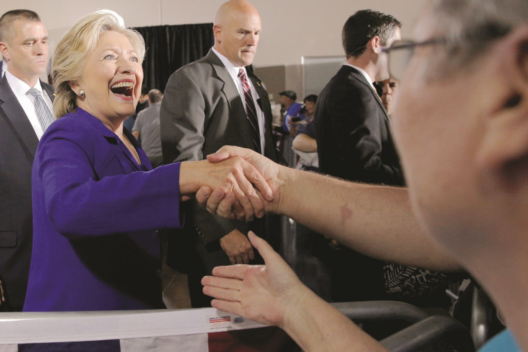 קלינטון בלאס וגאס, השבוע. אנשיה חוששים שכל שעה שעוברת שוחקת את כוחה. צילום: רויטרס