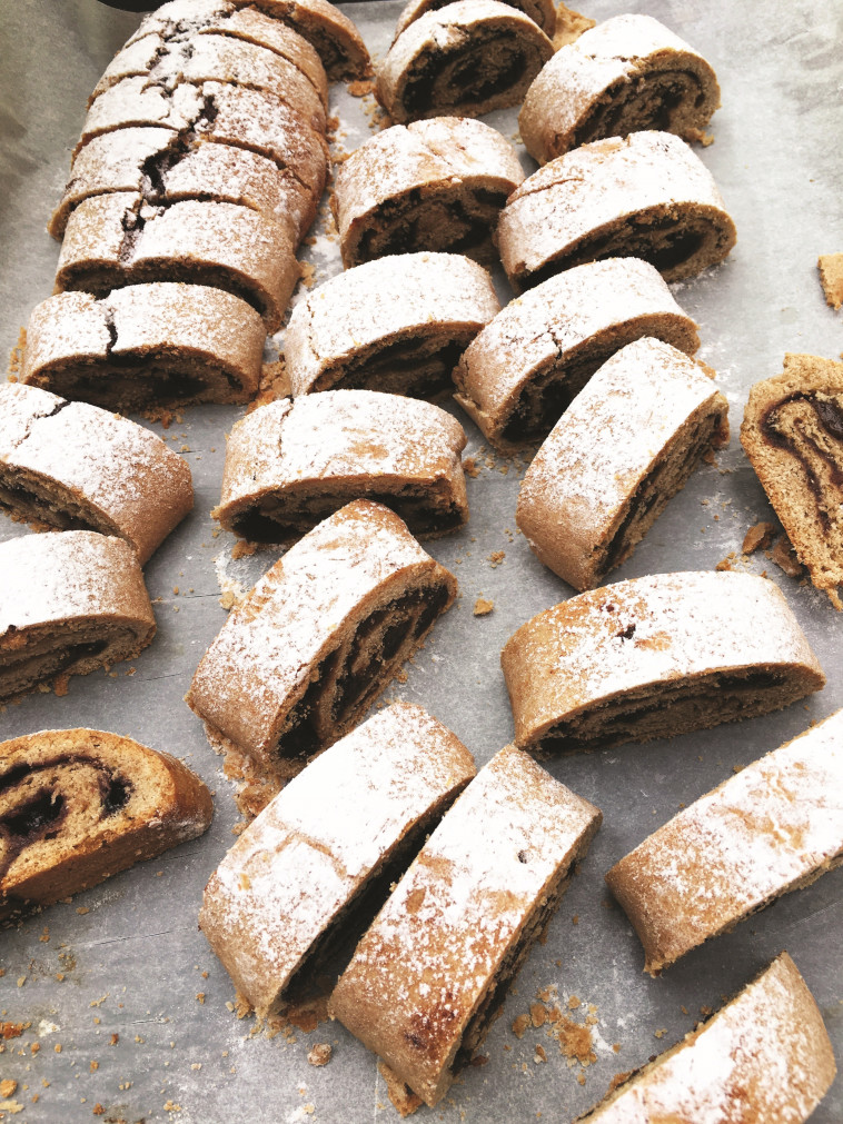 כרוכיות תמרים. סגנון וצילום: פסקל פרץ רובין