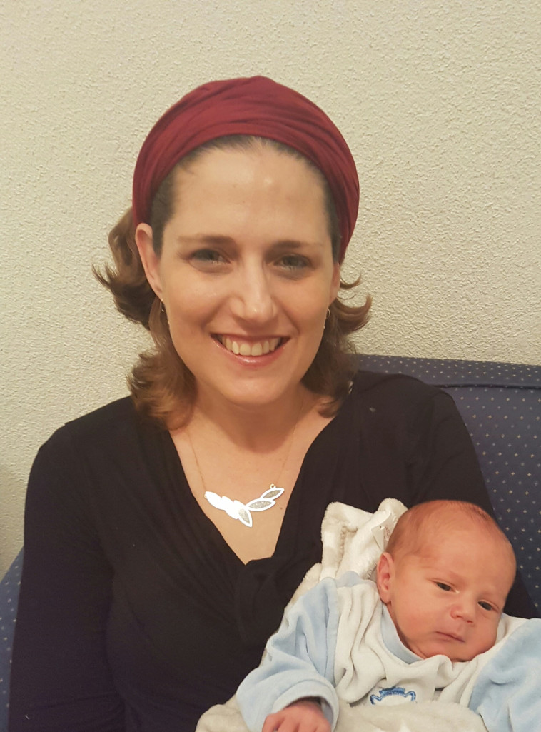 יעלה ברינר ובנה, &quot;הנס&quot;. צילום: באדיבות המשפחה