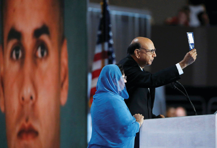 הורי חלל אמריקאי-מוסלמי מוחים על דבריו של טראמפ. צילום: רויטרס