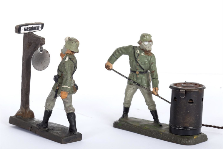 חיילים גרמנים עם מסיכות גז. צילום: שי נייבורג