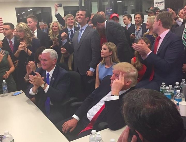 טראמפ צופה בתוצאות המדגמים, הלילה. צילום מסך: פייסבוק