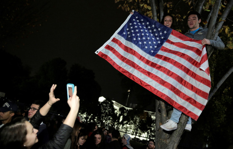 אזרחים אמריקנים חוגגים מחוץ לבית הלבן. צילום: רויטרס