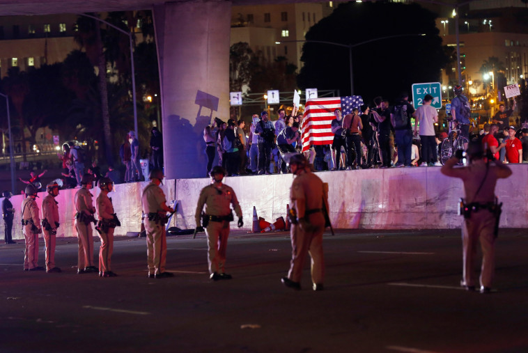 שוטרים ליד המפגינים, לוס אנג'לס. צילום: רויטרס