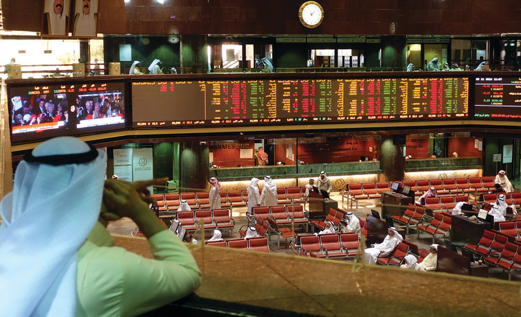 סוחרים בבורסה בכוויית עוקבים בדריכות אחר תוצאות הבחירות. צילום: רויטרס