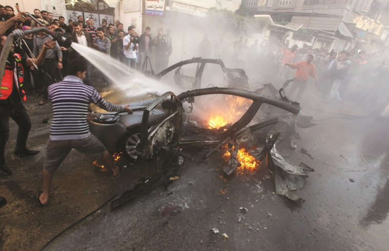 ירי מדויק מכלי טיס של חיל האוויר. רכבו של ג'עברי. צילום: רויטרס