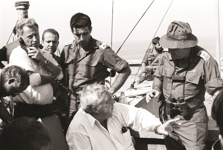 "הסיפור הזה התבשל במשך שנה שלמה". רפול ושרון במלחמת לבנון הראשונה. צילום: ארכיון צה"ל ומערכת הביטחון "הסיפור הזה התבשל במשך שנה שלמה". רפול ושרון במלחמת לבנון הראשונה. צילום: ארכיון צה"ל ומערכת הביטחון