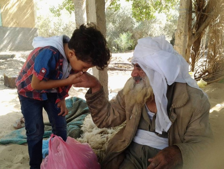 ילד מקבל ברכה מהשייח' אבו חראז. צילום: רשתות חברתיות