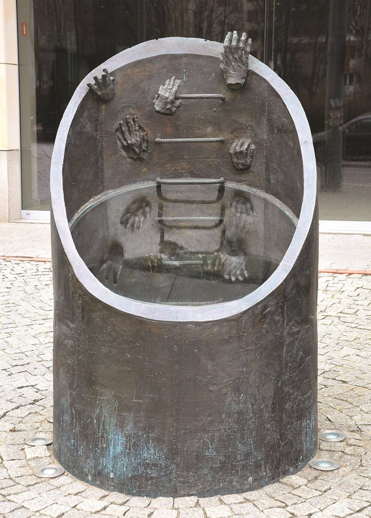 האנדרטה לבריחה דרך תעלת הביוב. צילום: Adrian Grycuk CC BY-SA 3.0 האנדרטה לבריחה דרך תעלת הביוב. צילום: Adrian Grycuk CC BY-SA 3.0