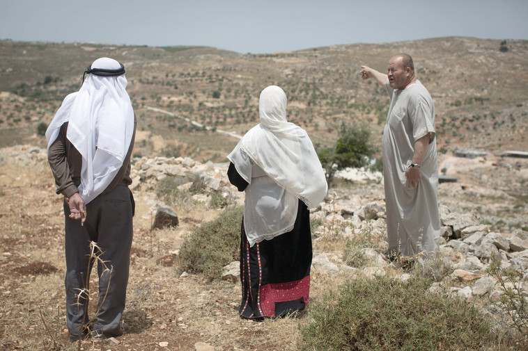 משקיפים על עמונה, משמאל: ג'מעה. צילום: יוסי גורביץ, &quot;יש דין&quot;