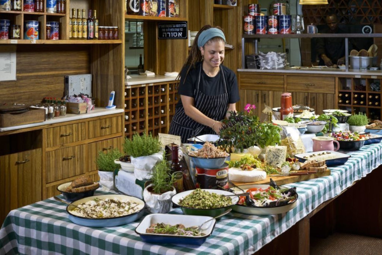 שפית מאיה קליין במסעדת לוקה. צילום: רוני בלחסן