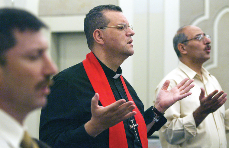 &quot;שלום לא עושים בין אנשים שאוכלים בקוקטיילים חגיגיים&quot;. הכומר ווייט בבגדד. צילום: Getty images