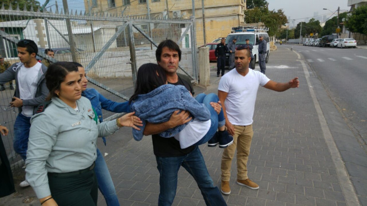 גם למשפחה זכות לפרטיות. אמו של אלאור אזריה לאחר שהתעלפה, צילום: רן כרמי בוזגלו