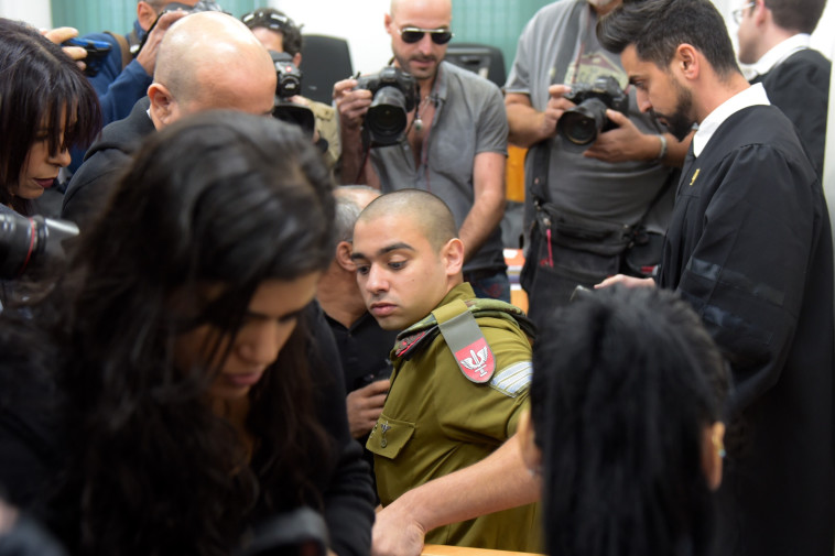 מקבל גיבוי מהחובש בזירה. אלאור אזריה במהלך המשפט. צילום: אבשלום ששוני