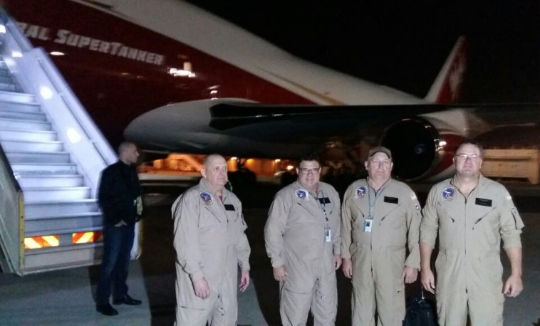 צוות המטוס לאחר הנחיתה, על רקע הסופרטנקר. צילום: משה כהן