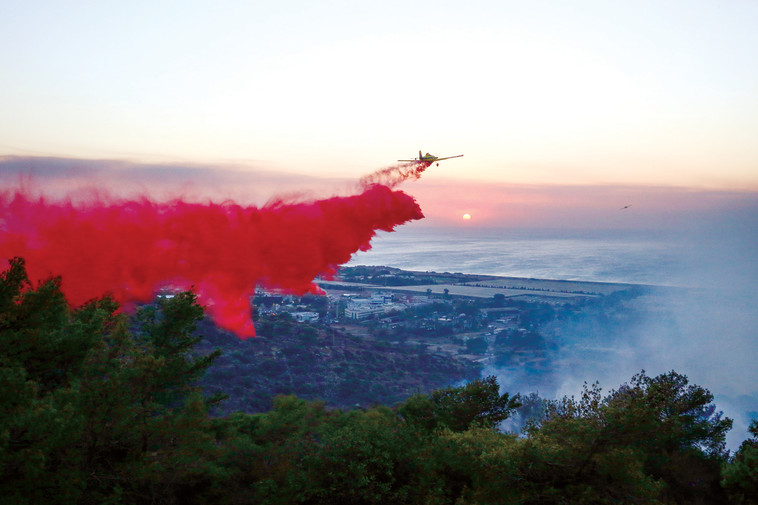 כוחות הכיבוי בחיפה. צילום: יעקב כהן, פלאש 90
