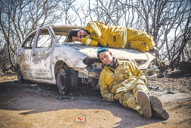 לוחמים תופסים תנומה בין הלהבות. צילום: שגיא פלקס