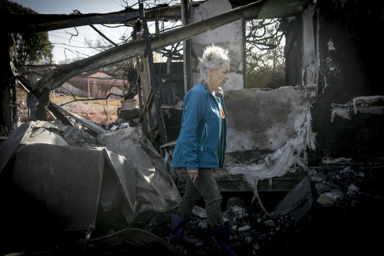 רמה בן צבי ב&quot;מסעדה של רמה&quot; בנטף שנשרפה כליל. צילום: יונתן זינדל, פלאש 90