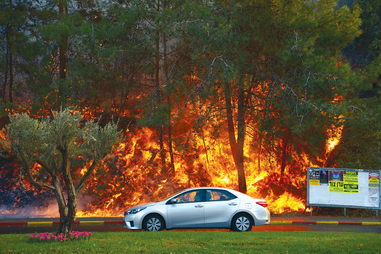 האש ברחובות חיפה. צילום: רויטרס