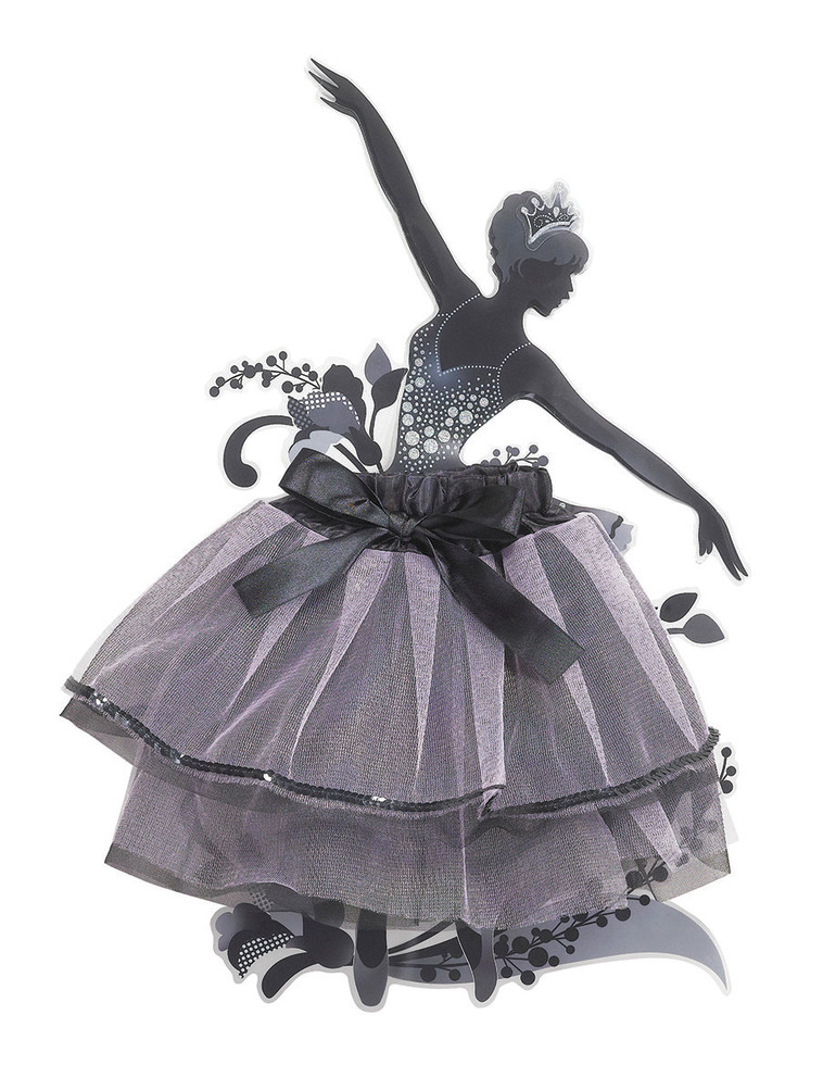 החצאית מבד אמיתי. מדבקת קיר של עצמל'ה. צילום: ישראל כהן