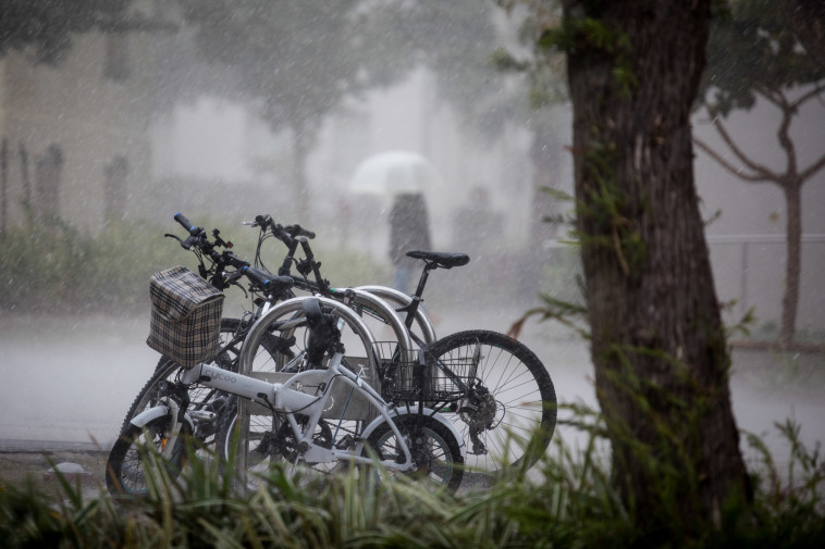 גשם בתל אביב, ארכיון. צילום: נתי שוחט, פלאש 90