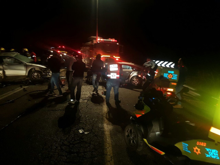 כוחות מד&quot;א במקום התאונה. צילום: איתי מזור, מד&quot;א