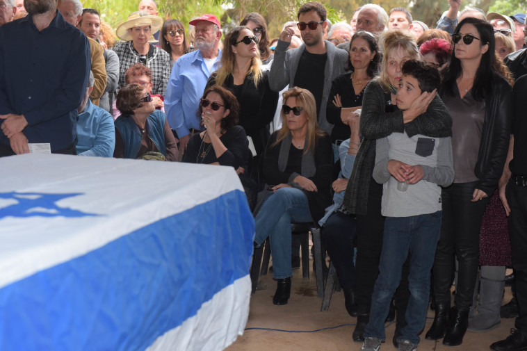 &quot;נמשיך את מורשתך&quot;. משפחתו של רן פקר נפרדת. צילום: אבשלום שווני