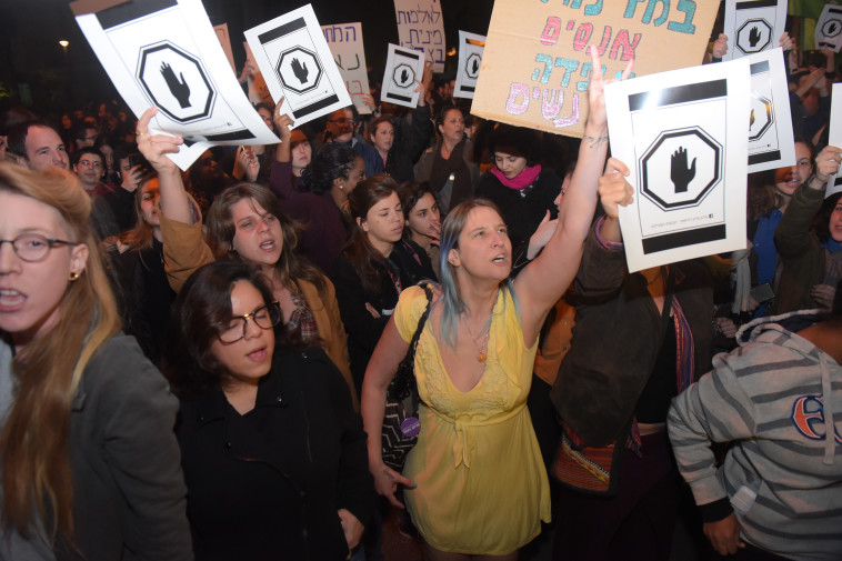 &quot;נמאס מהכסתוח וממערכת שמחפה על אנשים&quot;. ההפגנה הערב בתל אביב. צילום: אבשלום ששוני