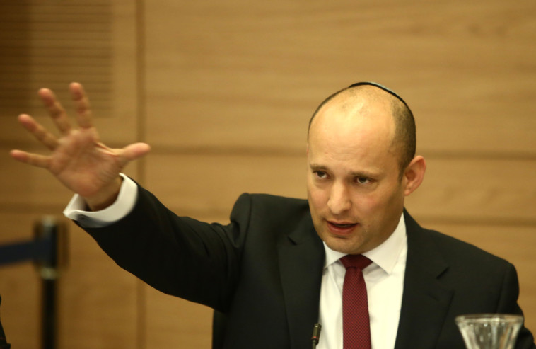 בנט. נשא עיניו למרומים והודה לבורא עולם על בחירת טראמפ. צילום: מרק ישראל סלם בנט. נשא עיניו למרומים והודה לבורא עולם על בחירת טראמפ. צילום: מרק ישראל סלם