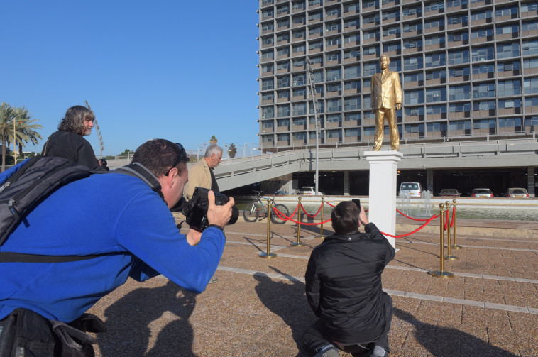 סקרנים הבוקר בכיכר ליד הפסל של נתניהו. צילום: אבשלום ששוני