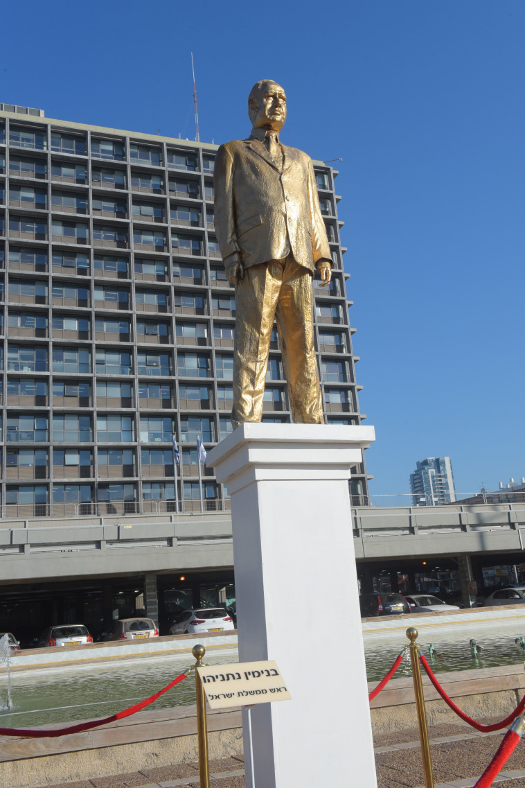 הפסל של בנימין נתניהו בכיכר רבין, העירייה דורשת הסרתו. צילום: אבשלום ששוני