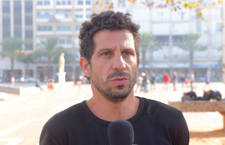 חוזה את העתיד? האמן איתי זליאט, שיצר את הפסל. צילום: אבשלום ששוני