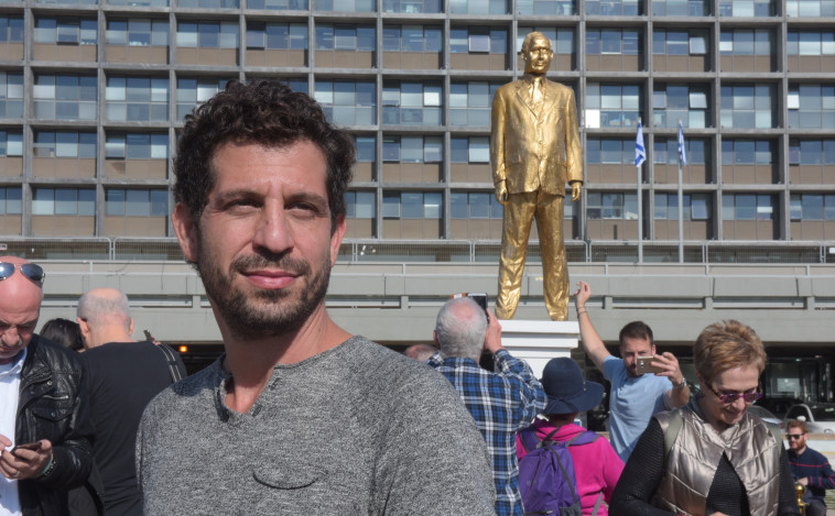 איתי זליאט, האמן שפיסל את בנימין נתניהו על רקע הפסל. צילום: אבשלום ששוני