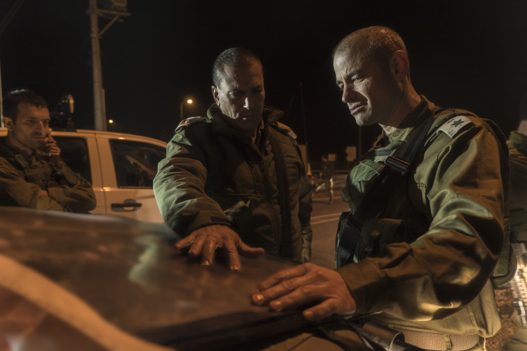קציני צה&quot;ל בשטח. צילום: דובר צה&quot;ל