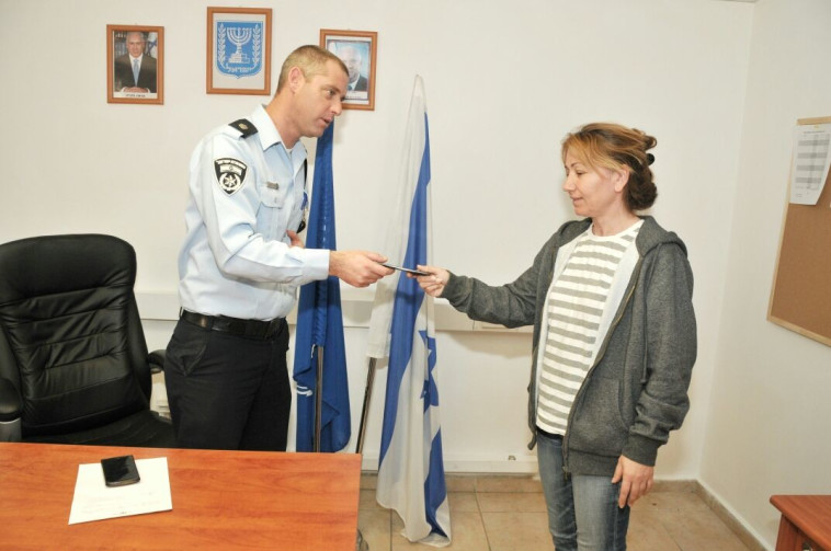 אמו של גיל דדשב ז&quot;ל מקבלת את הטלפון הנייד של בנה. צילום: דוברות המשטרה