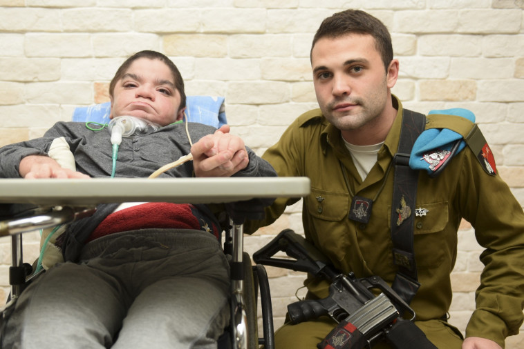 האחים צימר. &quot;אחי לא מסכן, הוא אוהב את החיים ומאושר&quot;. צילום: דובר צה&quot;ל
