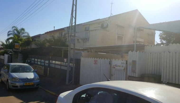 הבית שבו התקיימה מסיבת השחרור בפתח תקווה. צילום: אלון חכמון