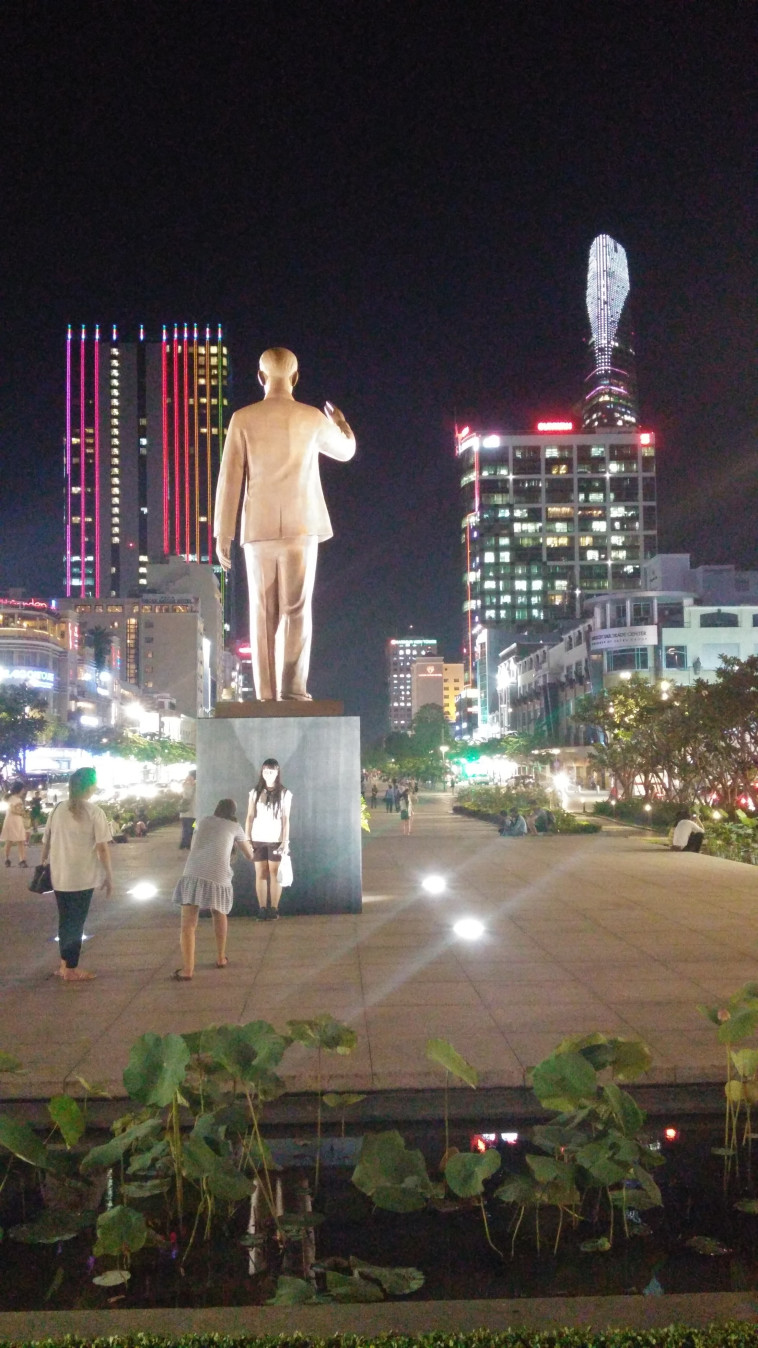 משקיף על עיר שמתפתחת בניגוד לחזונו. פסל הו צ'י מין בסייגון