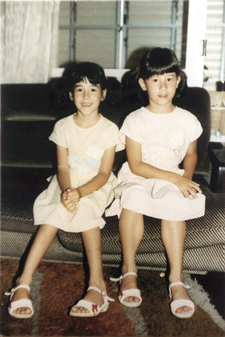 עדי יעקבי ואחותה התאומה שרית. צילום: יהונתן שאול