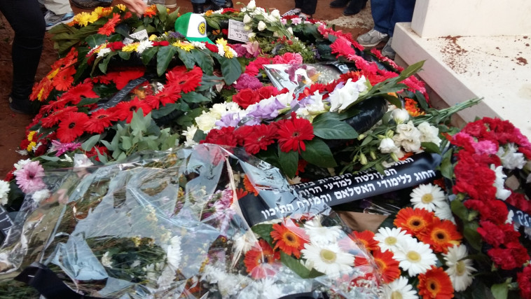 זרי פרחים על קבריהם של עמרי ועילי ניר. צילום: משה כהן