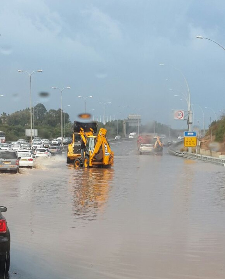 כביש החוף מוצף באזור נתניה. צילום: אורית זית